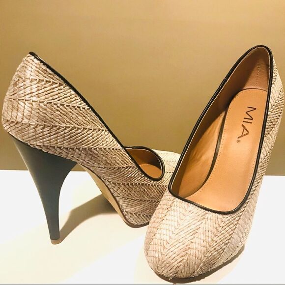 Mia  “Petra” heels taupe and olive green.  Size 8 - Picture 1 of 4